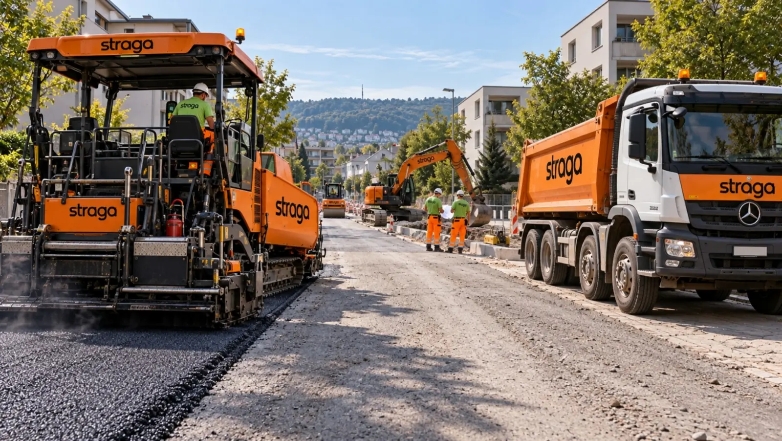 STRAGA-Baustelle mit Lastwagen, orangefarbenen Baumaschinen und Mitarbeitenden in grünen Shirts und orangefarbenen Arbeitshosen